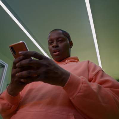 Tinder x Drag Race France de Billie Thomassin (Still from the film)